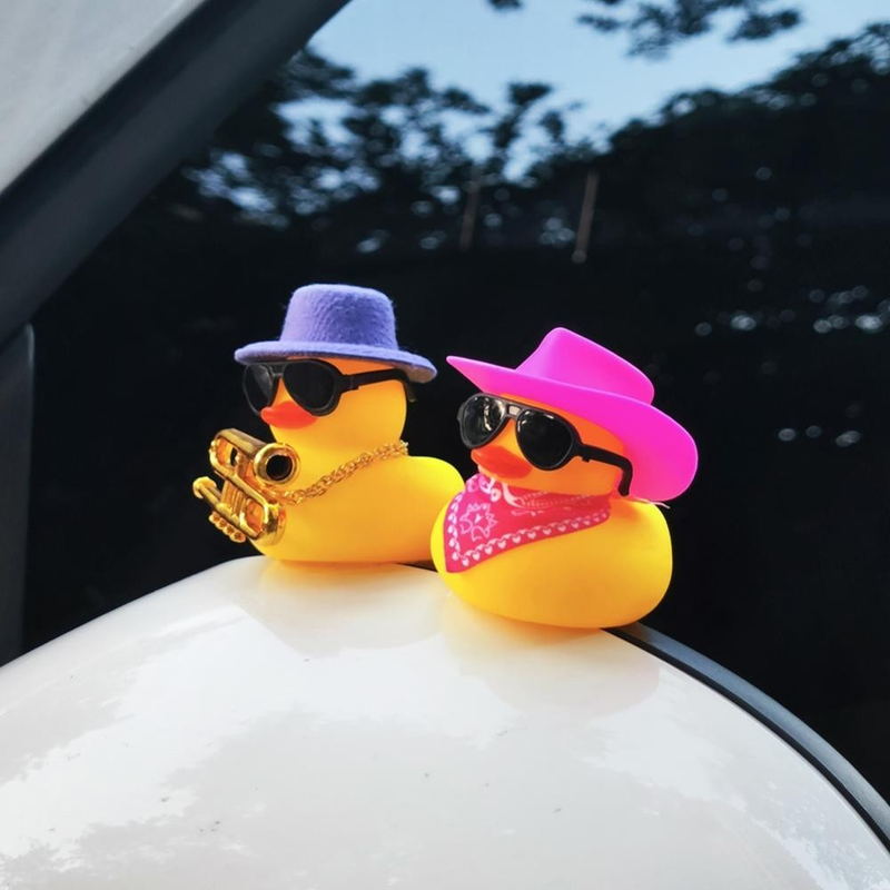 TIMEKEY Anel De Verão Ornamento De Pato De Borracha Amarela Decoração De Carro Chapéu De Cowboy Fofo Duckies Ornamentos De Interiores Acessórios De Casa H5p
